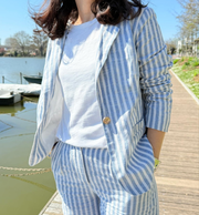 Veste blanche et bleue