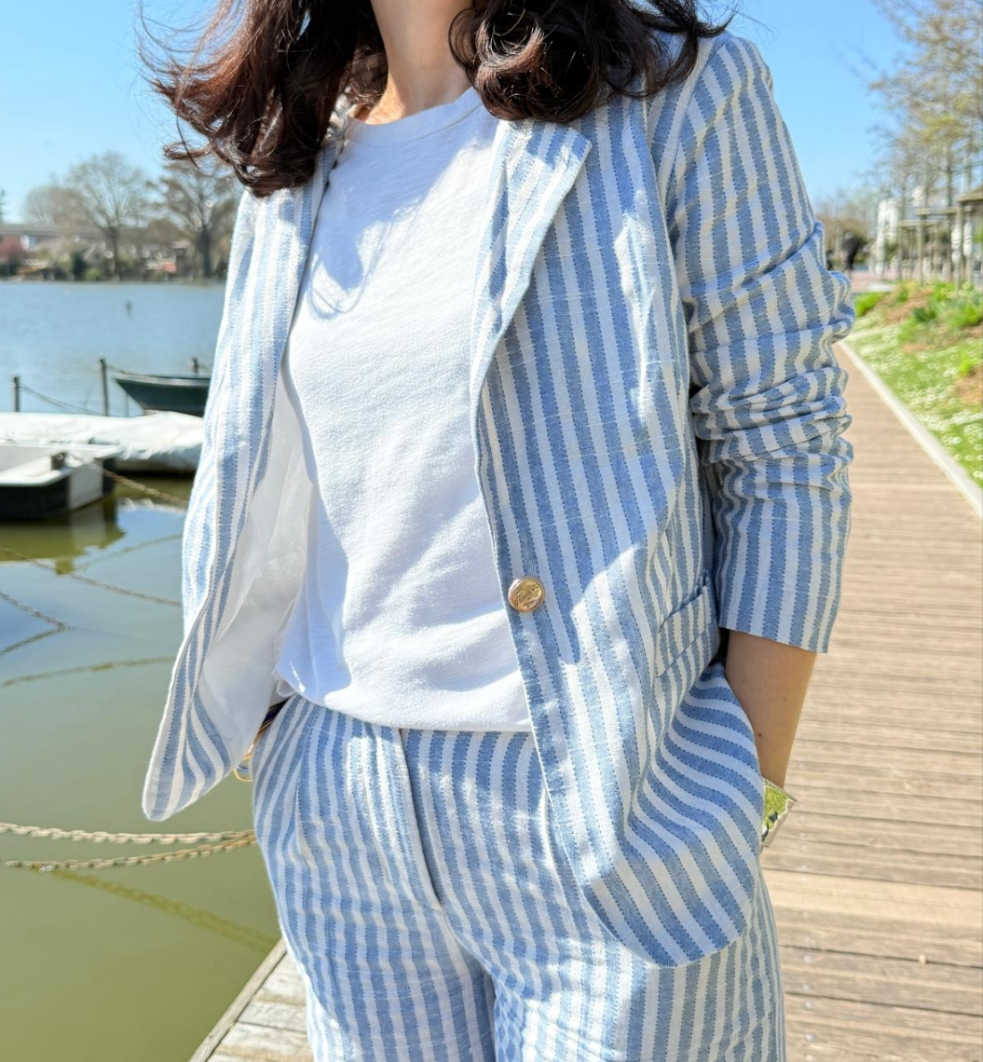 Veste blanche et bleue