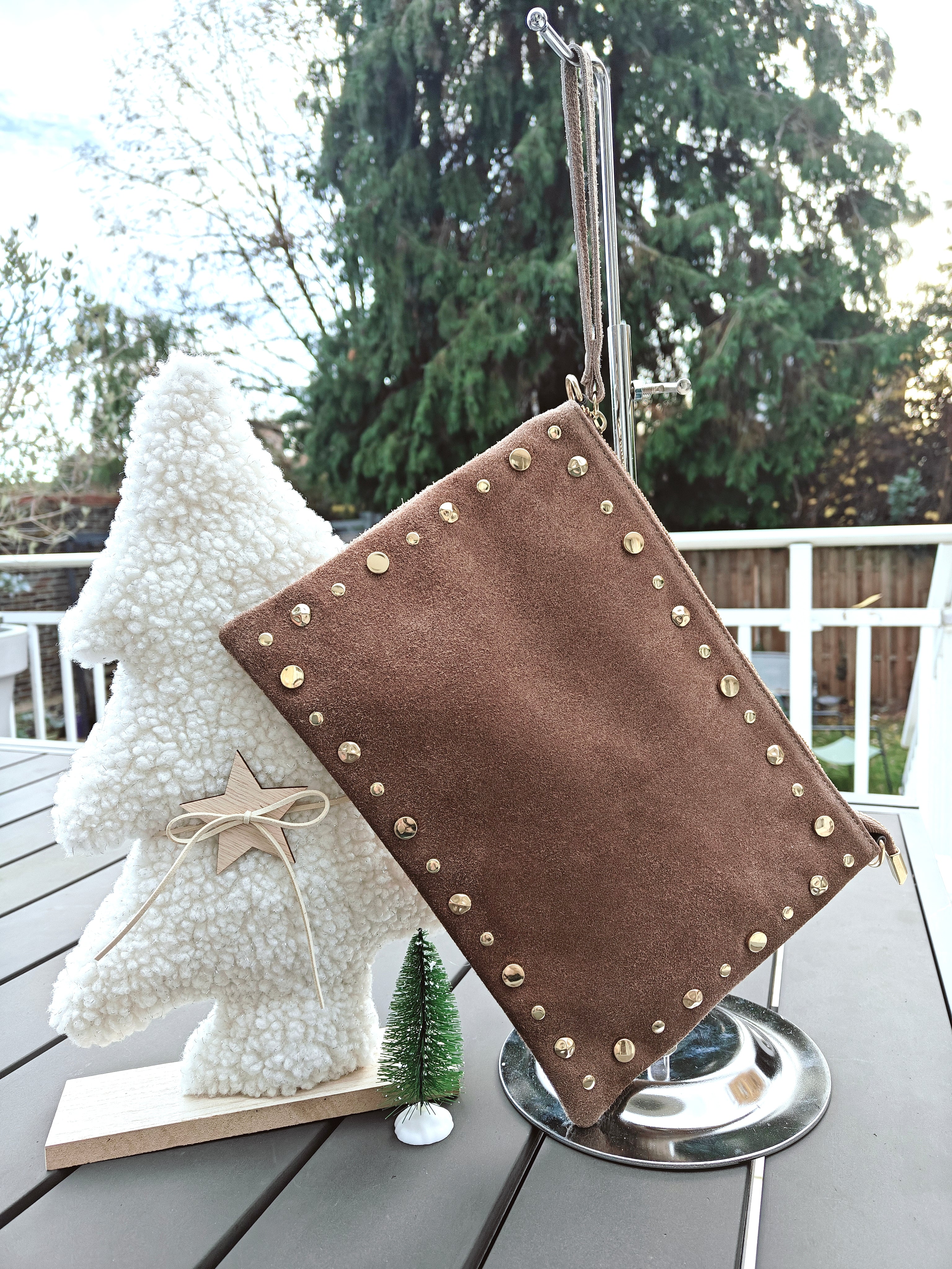 Pochette en cuir suédé à clous dorés