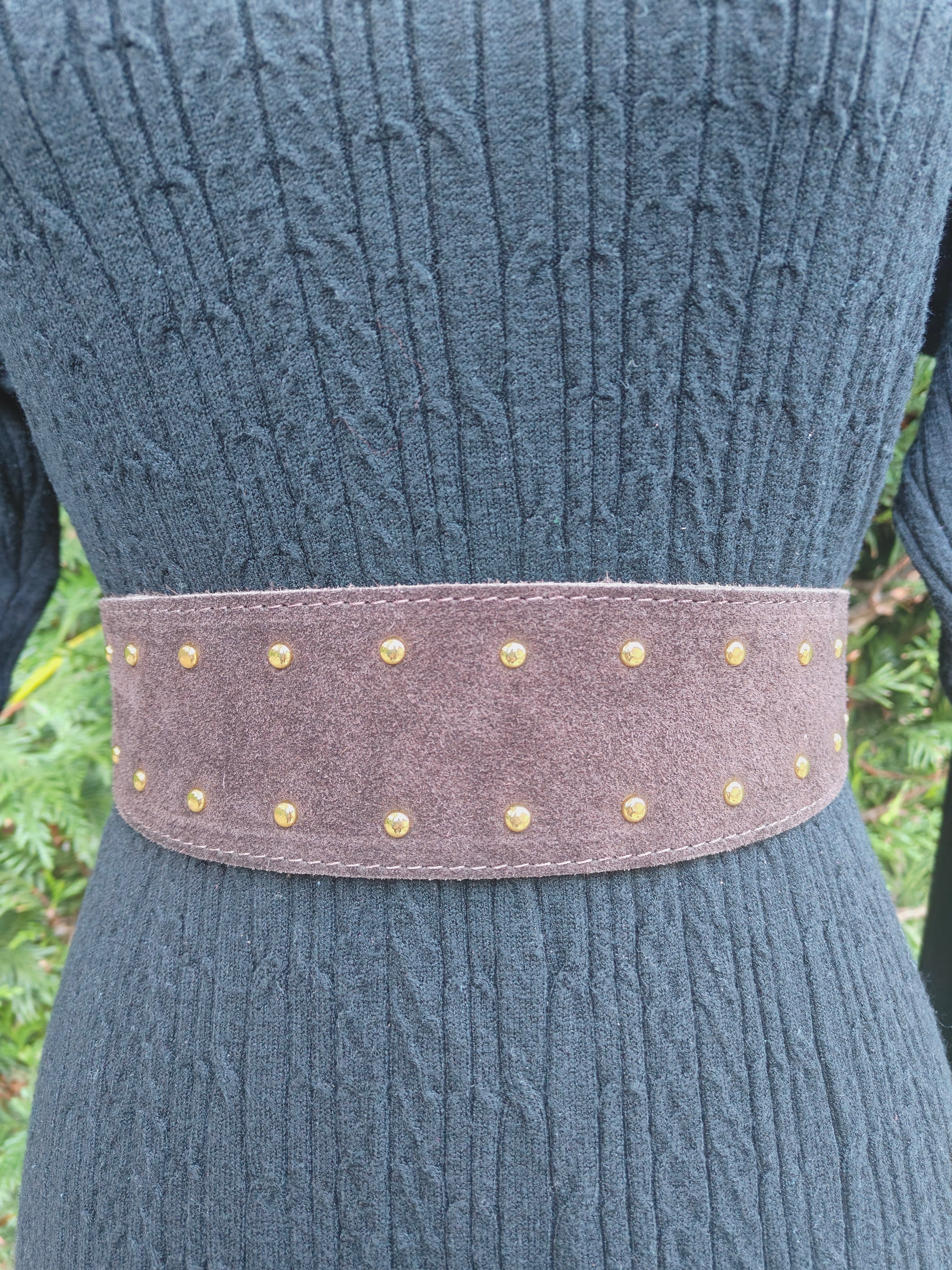 Ceinture en cuir large et cloutée