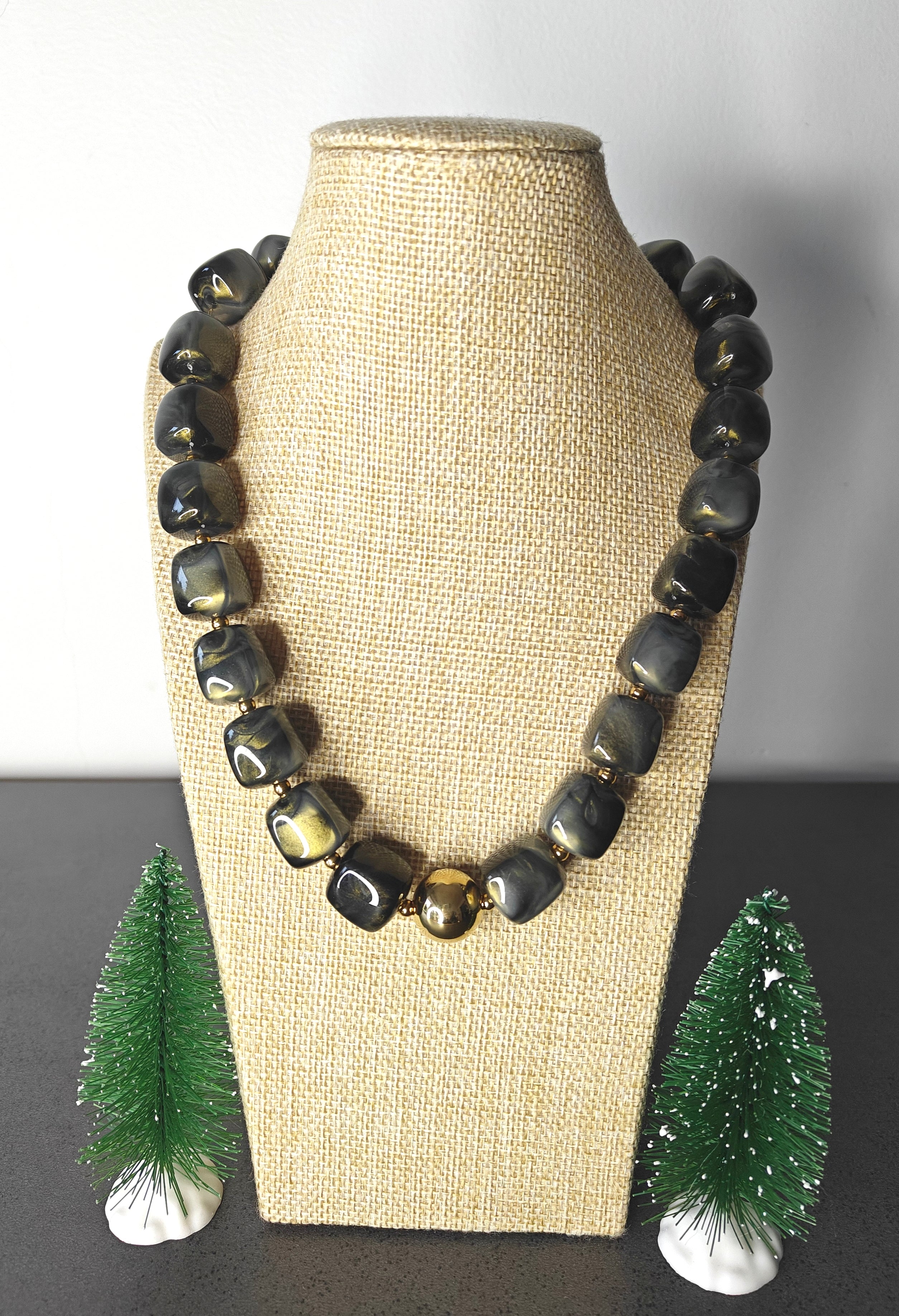 Collier cubique kaki