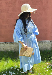 Robe longue bleue à manches bouffantes