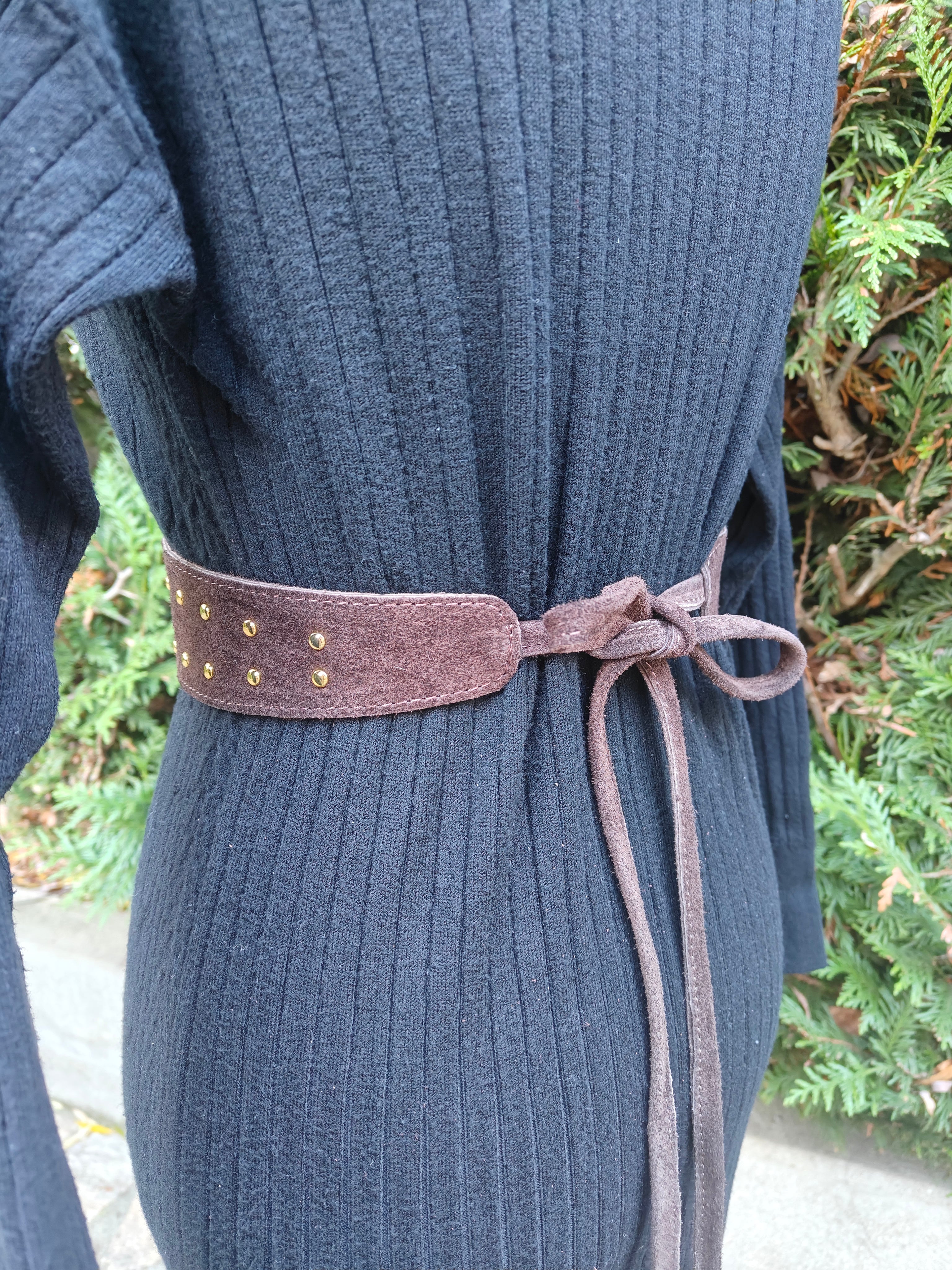 Ceinture en cuir large et cloutée